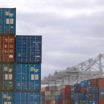 1737619837897944.jpg 集装箱堆存.jpg