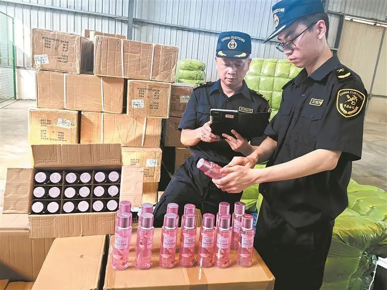 泉州海关查验香水实拍.png